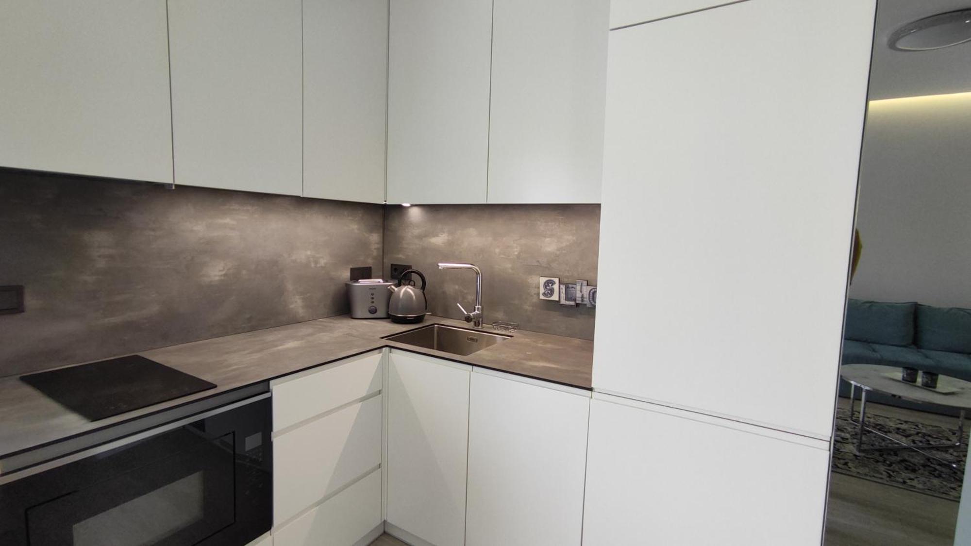 New J&r Near Girstutis, Free Private Parking & Self Check-in Apartment *